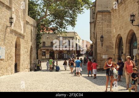 RHODOS, GRIECHENLAND - 17. Jul 2013: Horizontale Aufnahme der Menschen, die in Rhodos, Griechenland, die Straße entlang gehen Stockfoto