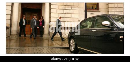 Großbritanniens Schatzkanzler Alistair Darling verlässt das Finanzministerium Auf dem Weg, das Herbstbudget an die zu liefern House of Commons in London pic David Sandison 9/10/2007 Stockfoto