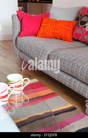 Detailaufnahme von Sofa, Kissen, Teppich und Union Jack Tassen Stockfoto