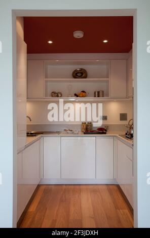 Kleine Einbauküche in modernen Wohnungen, Hampton Wick. Stockfoto