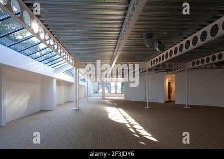 Glasdach in die Anschlussgleise, Büroflächen im Hampton Wick. Stockfoto