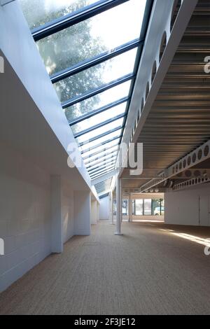 Glasdach in die Anschlussgleise, Büroflächen im Hampton Wick. Stockfoto