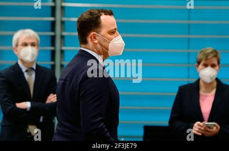 Berlin, Deutschland. März 2021, 17th. Bundesgesundheitsminister Jens Spahn (CDU, M) kommt mit Schutzmaske bei der wöchentlichen Kabinettssitzung an. Quelle: Tobias Schwarz/AFP-Pool/dpa/Alamy Live News Stockfoto