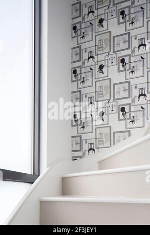 Treppen mit Tapeten und Milchglas Stockfoto