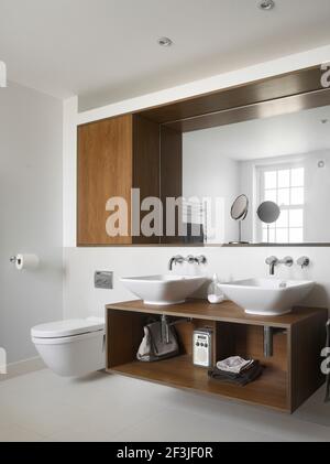 Zwei Waschbecken auf Einheit im modernen Badezimmer Stockfoto