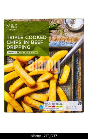 Schachtel mit dreifach gekochten Chips in Rindfleisch, das von M&S tropft Isoliert auf weißem Hintergrund Stockfoto