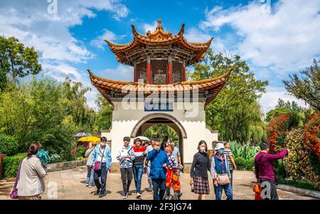 Kunming China , 3. Oktober 2020 : Blick auf den Park mit Menschen vor einem chinesischen Pavillon in Kunming Yunnan China Stockfoto