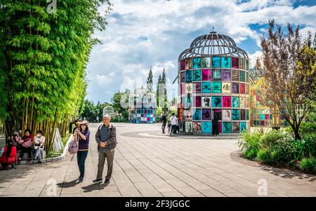 Kunming China , 3. Oktober 2020 : landschaftlich schöner Blick auf den Grand View Park mit älteren Menschen und Spielplatz mit dramatischem Licht in Kunming Yunnan China Stockfoto