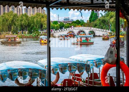 Kunming China , 3 Oktober 2020 : kleine Boote mit Menschen auf Dianchi See im Grand View Park und Cuiyu Steinbrücke malerische Aussicht in Kunming Yunnan C Stockfoto