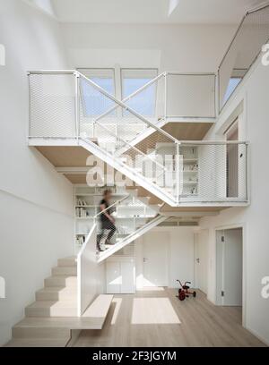 Innenansicht des Licht-Activ-Haus, das Treppenhaus und errichten-im Bücherregal, Hamburg Stockfoto