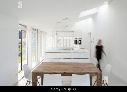 Innenansicht des Licht-Activ-Haus, Wohn- und Esszimmer, Hamburg Stockfoto