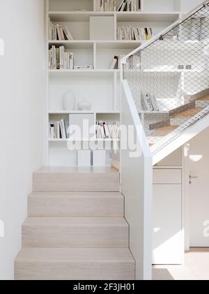 Innenansicht des Licht-Activ-Haus, das Treppenhaus und errichten-im Bücherregal, Hamburg Stockfoto