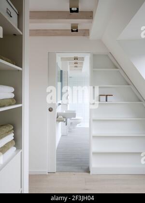 Innenansicht des Licht-Activ-Haus, Bad und begehbarem Kleiderschrank, Hamburg Stockfoto