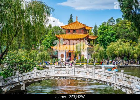 Kunming China , 3 Oktober 2020 : Kunming Daguan Yuan Park Panorama mit Grand View Lou Pavillon und Steinbrücke mit blauem Himmel in Kunming Yunnan China Stockfoto