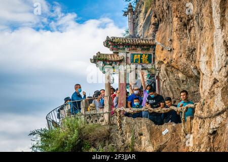 Kunming China , 3 Oktober 2020 : Touristen unter dem Longmen Drachentor und Xishan Westhügel Klippe Blick in Kunming Yunnan China Stockfoto