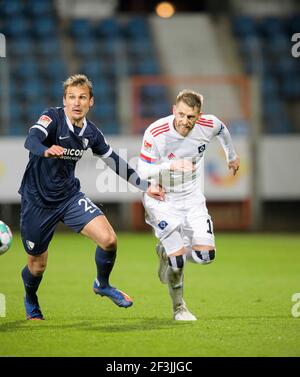 Bochum, Deutschland. März 2021, 12th. Aaron JAGD r. (HH) in Duellen gegen Robert TESCHE (BO), Action, Fußball 2. Bundesliga, Spieltag 25th, VfL Bochum (BO) - HSV Hamburg Hamburg Hamburg (HH) 0: 2, am 03/12/2021 in Bochum/Deutschland. ¬ Nutzung weltweit Credit: dpa/Alamy Live News Stockfoto