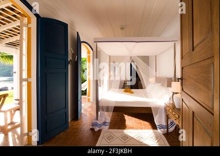 Privathaus in Parati Brasilien. Blick auf das Hauptschlafzimmer vom Eingang. Stockfoto