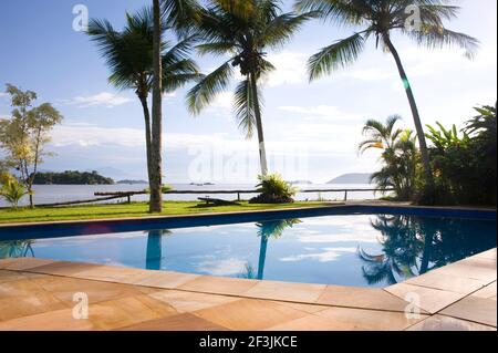 Privathaus in Parati Brasilien. Herrliche Sicht auf das Meer mit dem Pool im Vordergrund. Stockfoto