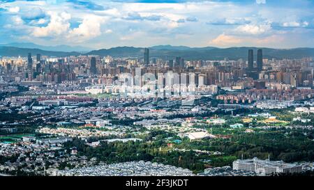 Kunming City Skyline Panorama mit Gebäuden der Innenstadt in Yunnan China Stockfoto