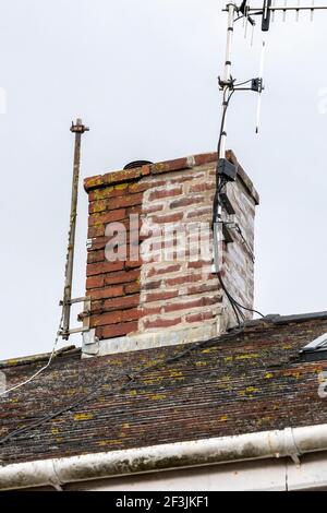 Schornsteinstapel auf einem Hausdach, teilweise witterungsversiegelt und repariert mit einer kürzlich erfolgten Neuaufsetzung seines Mörtel Zement Stock Foto Bild Stockfoto