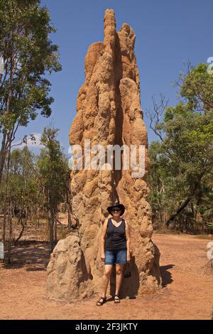 Eine Frau auf einem magnetischen Termiten-Hügel in Litchfield National Park im Northern Territory in Australien Stockfoto