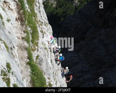 ARABBA, ITALIEN - 16. Feb 2021: Klettern auf dem Pisciadu Klettersteig der Sellagruppe in den Dolomiten, Südtirol, italien Stockfoto