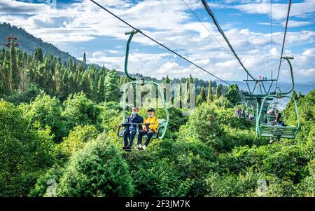 Kunming China , 3 Oktober 2020 : Menschen auf Sessellift über Xishan West Hügel Waldpark in Kunming Yunnan China Stockfoto