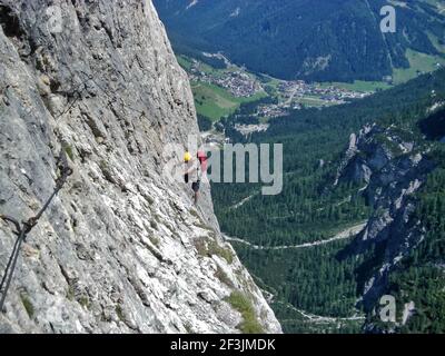 ARABBA, ITALIEN - 12. Feb 2014: Klettern auf dem Pisciadu Klettersteig der Sellagruppe in den Dolomiten, Südtirol Stockfoto