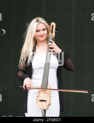 Grace Chatto von Clean Bandit tritt am 4. Tag des Beestival 2014, Robin Hill Country Park - Isle of Wight, live auf der Bühne auf Stockfoto