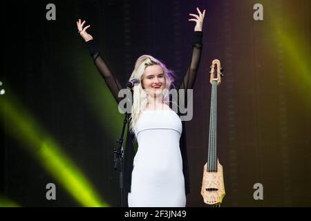 Grace Chatto von Clean Bandit tritt am 4. Tag des Beestival 2014, Robin Hill Country Park - Isle of Wight, live auf der Bühne auf Stockfoto