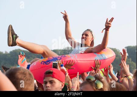 Festivalbesucher in einem aufblasbaren Boot in der Hauptbühne Menge am 4. Tag des Festivals 2014, Robin Hill Country Park - Isle of Wight Stockfoto