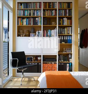 Stuhl in der Ecke des Schlafzimmers, Penthouse in Southwark, London Stockfoto