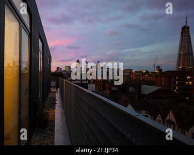 Blick auf die City of London vom Balkon, Penthouse in Southwark, London Stockfoto