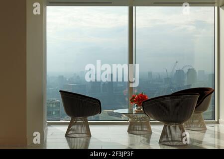 Warren Platner Stühle und Tisch im Büro mit Blick auf die Skyline von London Stockfoto