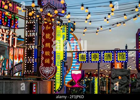 Kunming China , 3 October 2020 : mehrfarbige Restaurants und Bars Neon-Zeichen in chinesischen Zeichen beleuchtet in der Dämmerung in Kunming Yunnan China Stockfoto