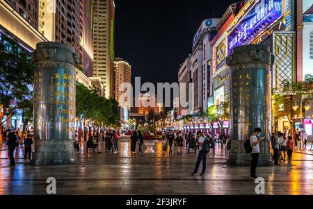 Kunming China , 3. Oktober 2020 : Nanping Fußgängerzone Einkaufsstraße beleuchtet in der Nacht mit berühmten Säulen in Kunming Yunnan China Stockfoto