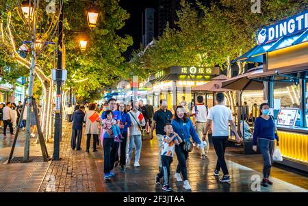 Kunming China , 3. Oktober 2020 : Lebensmittelstände und Menschen in Nanping Fußgängerzone beleuchtet in der Nacht in Kunming Yunnan China Stockfoto