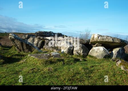 Grabstätte mit gigantischer Keile im Cavan Burren Park Stockfoto