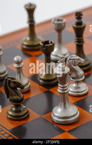 Schachbrett aus Holz mit Metallteilen. Schachmatt. Stockfoto