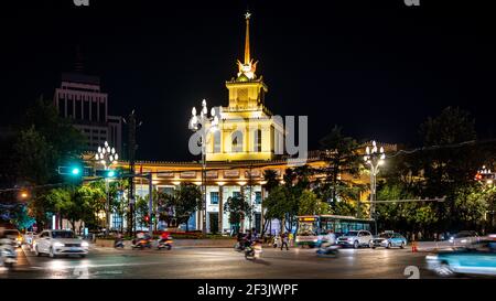Kunming China , 3. Oktober 2020 : Kunming Straßenansicht bei Nacht und die Yunnan Art Provincial Museum historischen Gebäude in Kunming Yunnan China Stockfoto