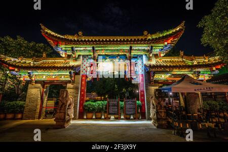 Kunming China , 3. Oktober 2020 : Südtor des Grünen Sees oder Cuihu Park beleuchtet in der Nacht in Kunming Yunnan China Stockfoto