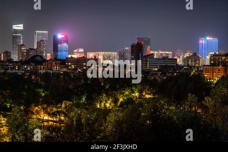 Kunming China , 3. Oktober 2020 : Kunming Stadtbild mit Blick auf Green Lake oder Cuihu Park und Kunming Skyline beleuchtet in der Nacht in Yunnan China Stockfoto