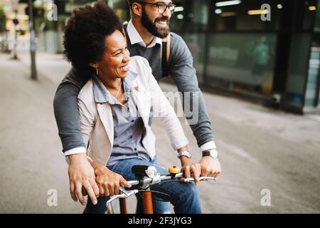 Ein junges Paar, das Spaß in der Stadt und eine Fahrt mit dem Fahrrad Stockfoto