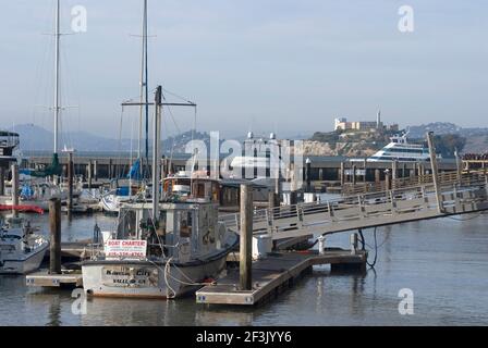 Blick auf Alcatraz Island von Fisherman's Wharf, San Francisco, Kalifornien, USA Stockfoto