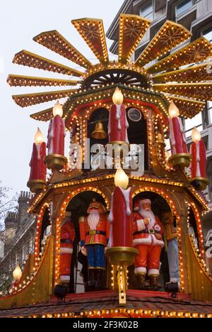 Das drehbare, saisonal dekorierte Herzstück, der jährliche Frankfurter Weihnachtsmarkt, Birmingham, West Midlands, Großbritannien Stockfoto