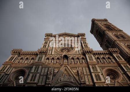 Würmer Augen-Blick auf die Fassade der Basilika der Heiligen Maria der Blume an einem grauen, bewölkten Tag, Florenz Stockfoto
