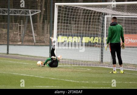 Kiew, Ukraine. März 2021, 17th. Kiew, UKRAINE - 17. MÄRZ 2021 - Spieler des FC Shakhtar Donetsk üben während eines offenen Trainings im Swjatoshyn Sports Complex vor der UEFA Europa League Runde des 16 2nd-Leg-Spiels gegen A.S. Roma, die am Donnerstag, 18. März, in Kiew, stattfinden soll. Hauptstadt der Ukraine. Kredit: Ukrinform/Alamy Live Nachrichten Stockfoto