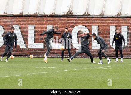 Kiew, Ukraine. März 2021, 17th. Kiew, UKRAINE - 17. MÄRZ 2021 - Spieler des FC Shakhtar Donezk machen Übungen während einer offenen Trainingseinheit im Swjatoshyn Sports Complex vor der UEFA Europa League Runde des 16 2nd-Leg-Spiels gegen A.S. Roma, die am Donnerstag, 18. März, im NSC Olimpiyskiy stattfinden soll. Kiew, Hauptstadt der Ukraine. Kredit: Ukrinform/Alamy Live Nachrichten Stockfoto