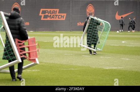 Kiew, Ukraine. März 2021, 17th. Kiew, UKRAINE - 17. MÄRZ 2021 - eine offene Trainingseinheit des FC Shakhtar Donezk ist im Sviatoshyn Sports Complex vor der UEFA Europa League Runde von 16 2nd Leg-Spiel gegen A.S. Roma, die im NSC Olimpiyskiy am Donnerstag, 18. März stattfinden soll, Hauptstadt der Ukraine. Kredit: Ukrinform/Alamy Live Nachrichten Stockfoto