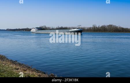 Schifffahrt auf dem Rhein nahe der Schleuse Iffezheim. Baden Württemberg, Deutschland, Europa Stockfoto